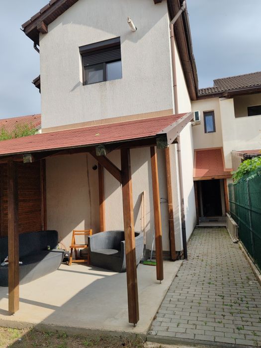 Vând apartament 3 camere. 194 mp teren în proprietate. 2 locuri parcar