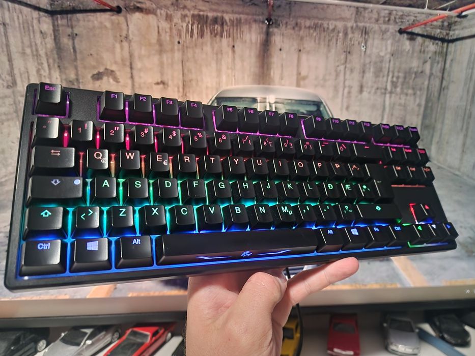 Tastatură mecanică Ducky One TKL – switch-uri Brown, impecabilă