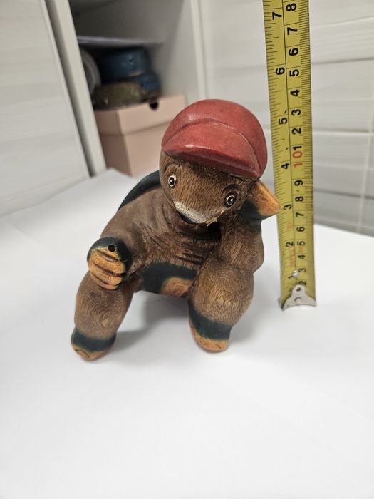 Broscuțe sculptată în lemn .