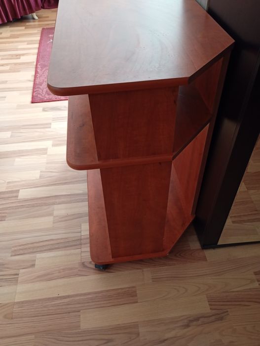 Vând comoda televizor