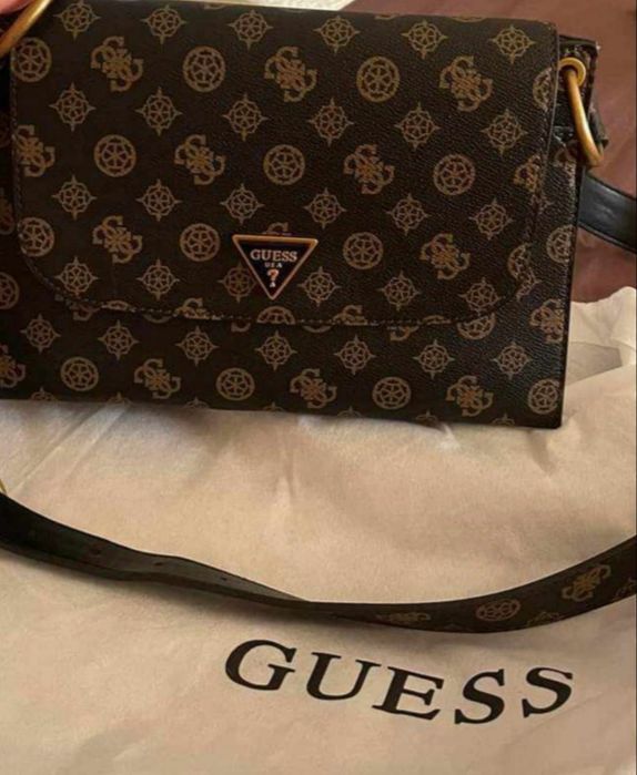 Страхотна чанта Guess