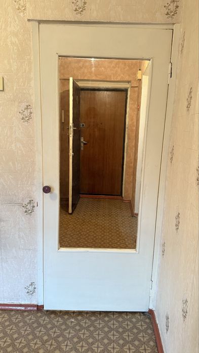 Двери межкомнатные и наружняя дешево продаю