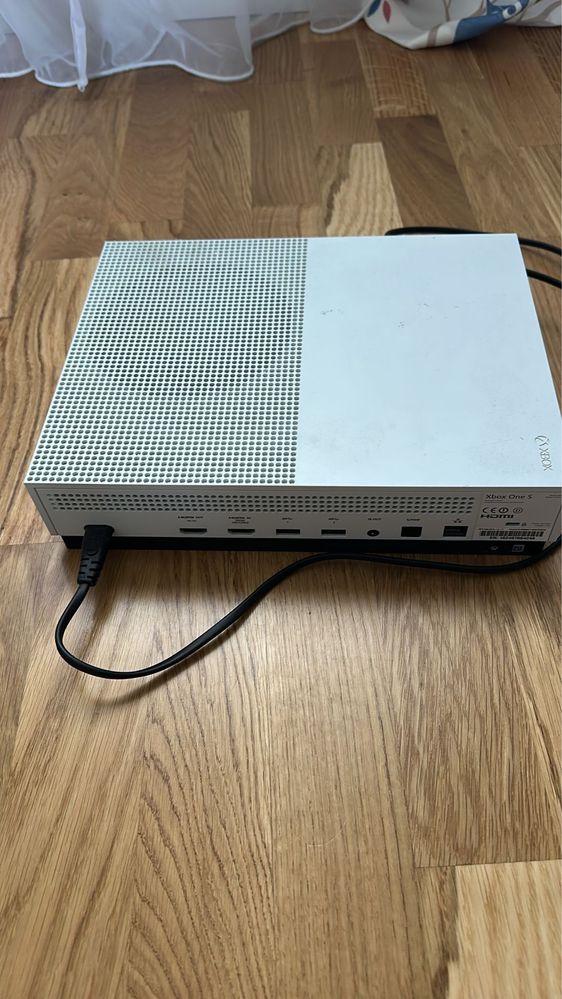 Xbox one S cu un controler
