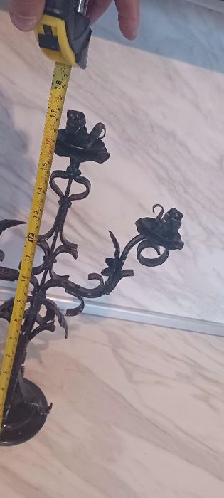 Голям кован метален свещник.