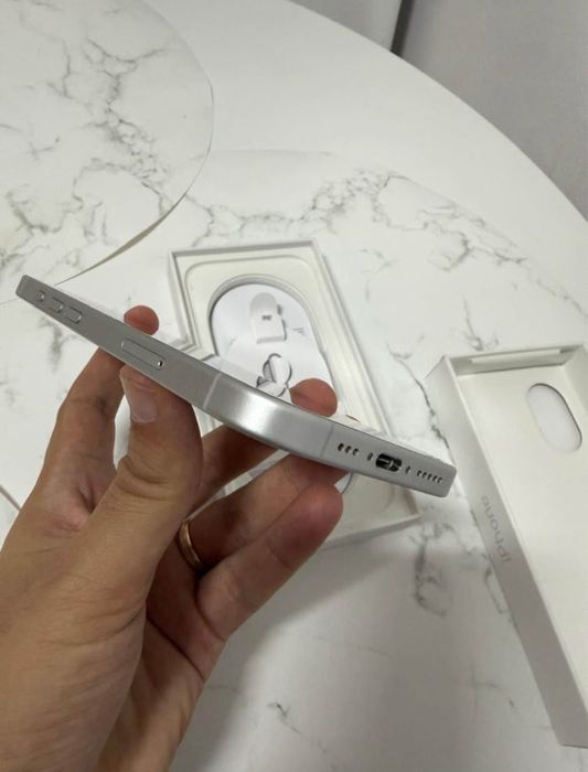 Vand iphone 16  Arata ca nou