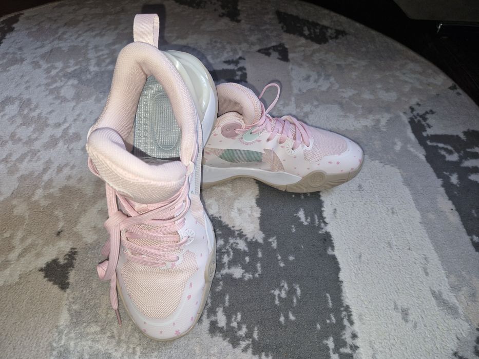 Продам баскетбольные кроссовки женские