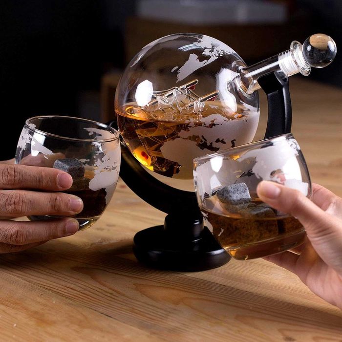 Set Premium Decantor Glob 850ml cu 2 Pahare Baza din Lemn si Accesorii