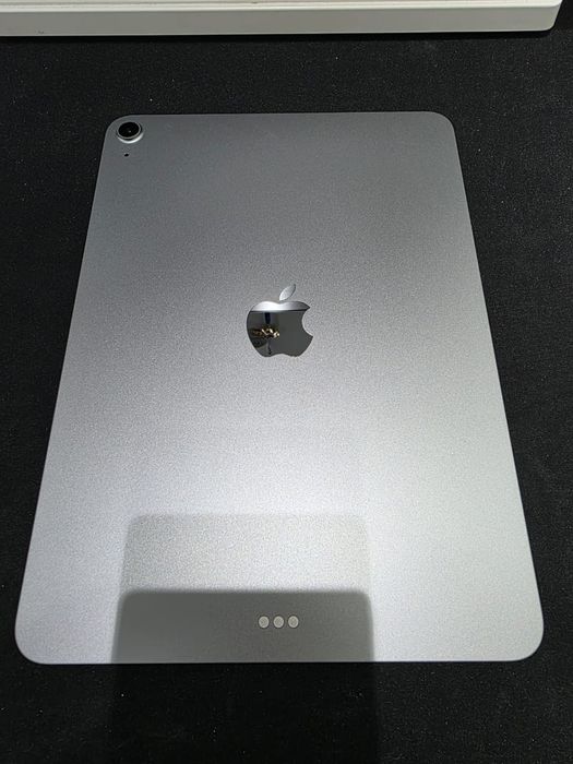 Продам iPad air почти новый