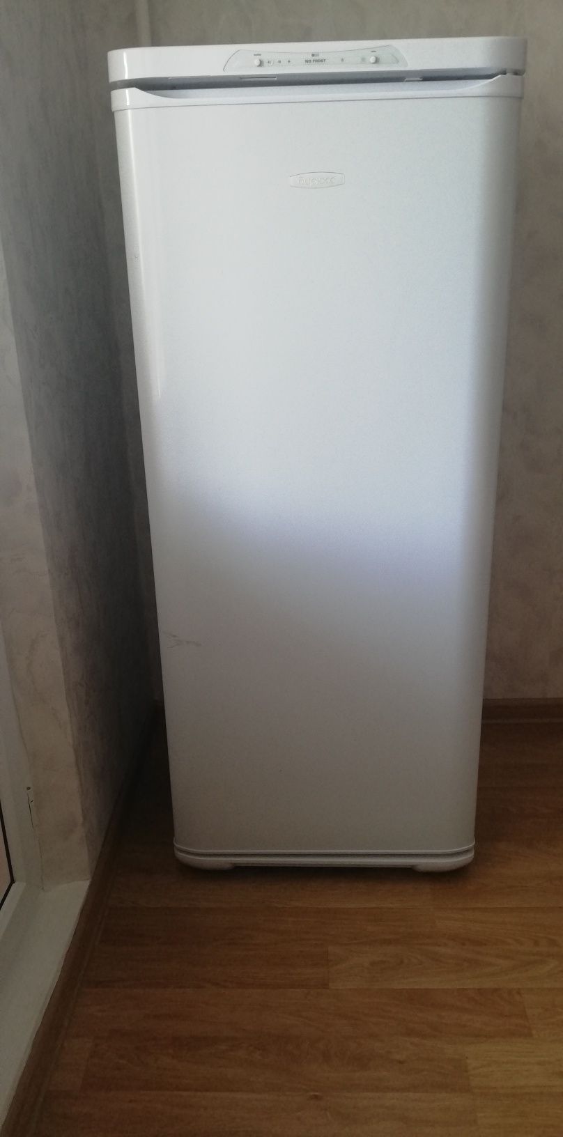 Продам вертикальную морозильную камеру