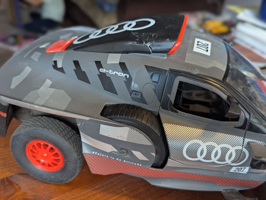 Audi RS Q E-Tron, Masinuta cu telecomanda Rastar 1:14