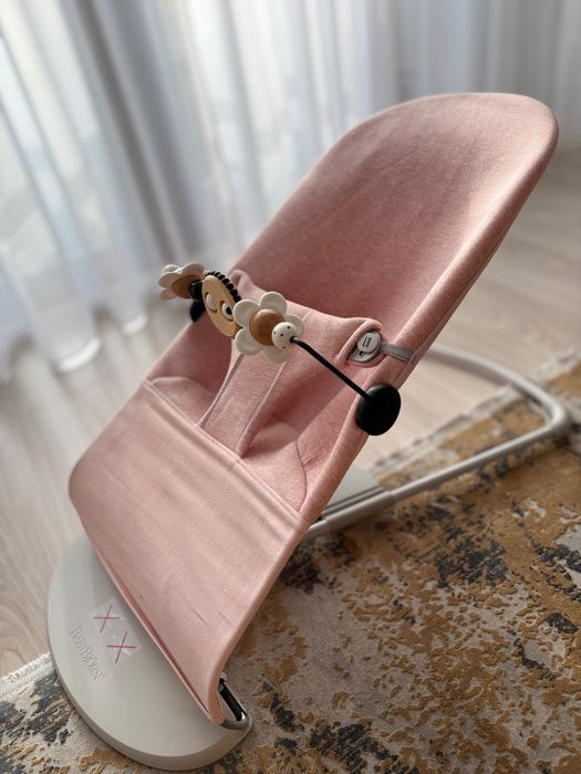 Balansoar BabyBjorn cu jucării din lemn