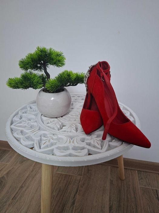 Pantofi eleganți de vânzare – perfecți pentru ocazii speciale!