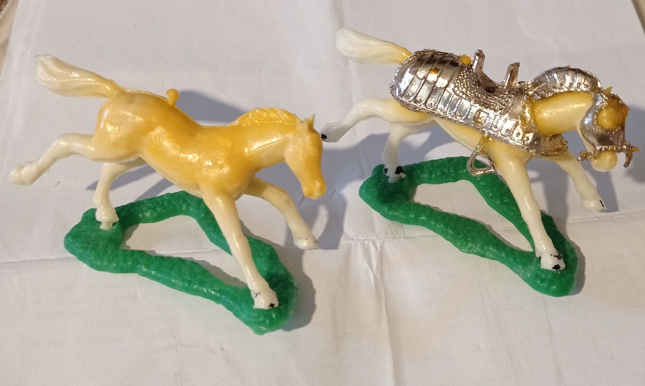 Vând/Schimb figurine două vechi românești din perioada comunismului.