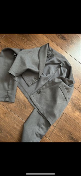 Тънко дамско сиво сако