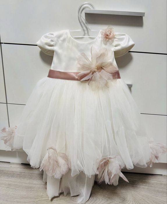 Rochie albă cu trenă si flori culoarea somon, pentru fetițe 6-9 luni