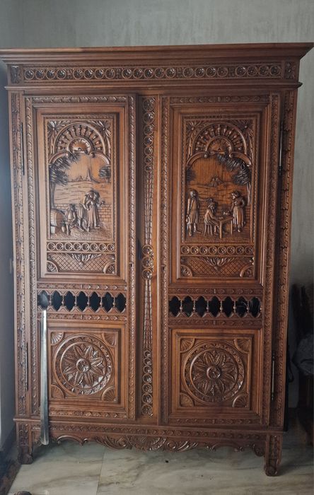 Vând mobila din  lemn masiv recondionata în cea perfecta