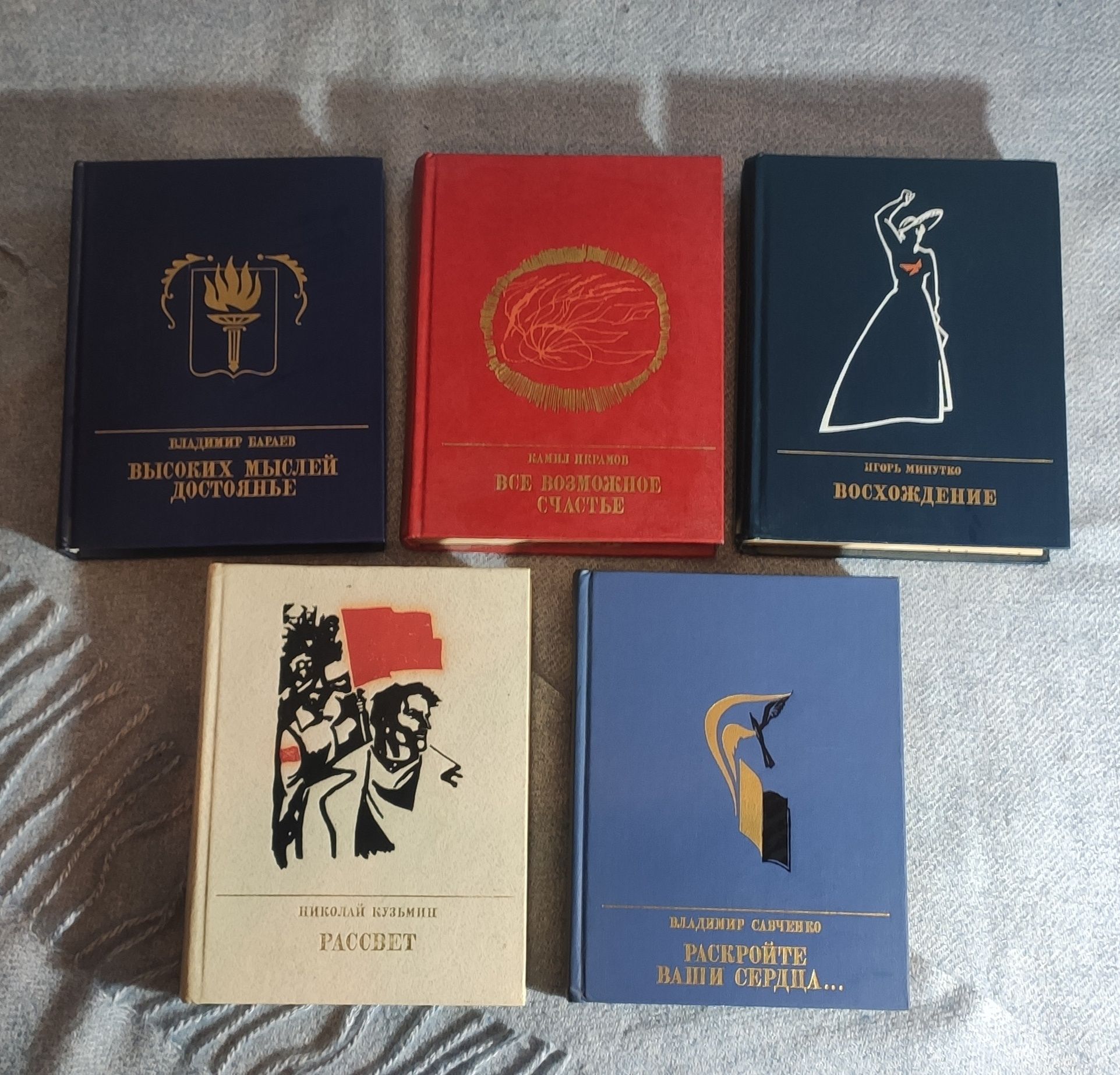 Книги. Продаю очень много книг