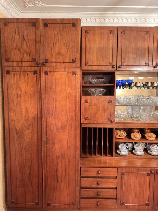 Румынская стенка в комплекте два стола.