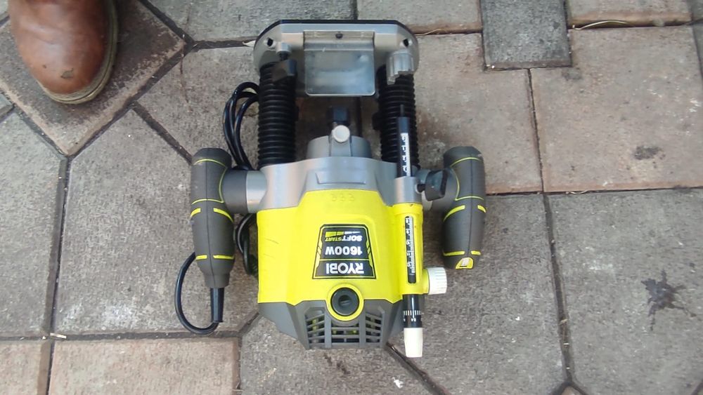 Freza de lemn RYOBI  de 1600 W ca noua