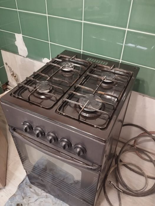 Продам газовую плиту
