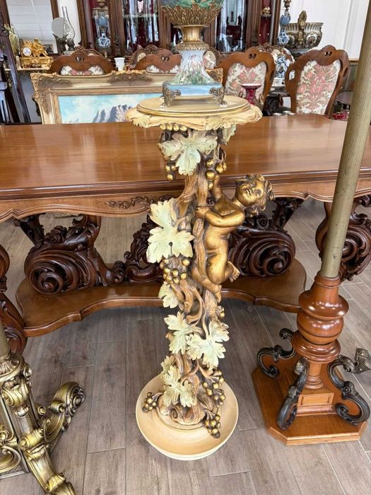 Piedestal sculptat și vopsit manual