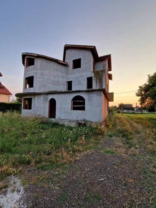 Vând vila in Zimandu nou