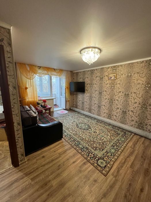 Продам 3 комнатную квартиру в центре города, неугловая, тёплая.