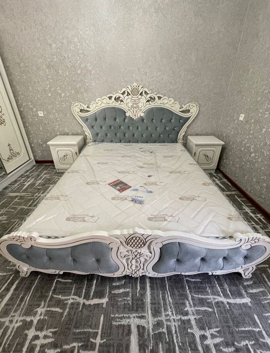 Спальный гарнитур ( кровать без матраса, две тумбы, шкаф, трюмо)