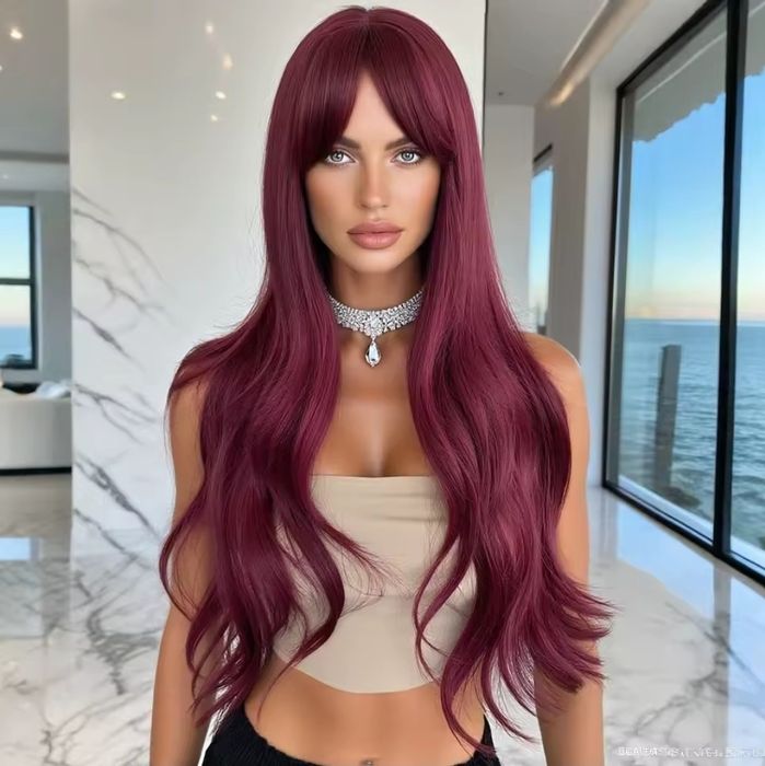 Тъмно червена бордо перука с бретон на леки вълни