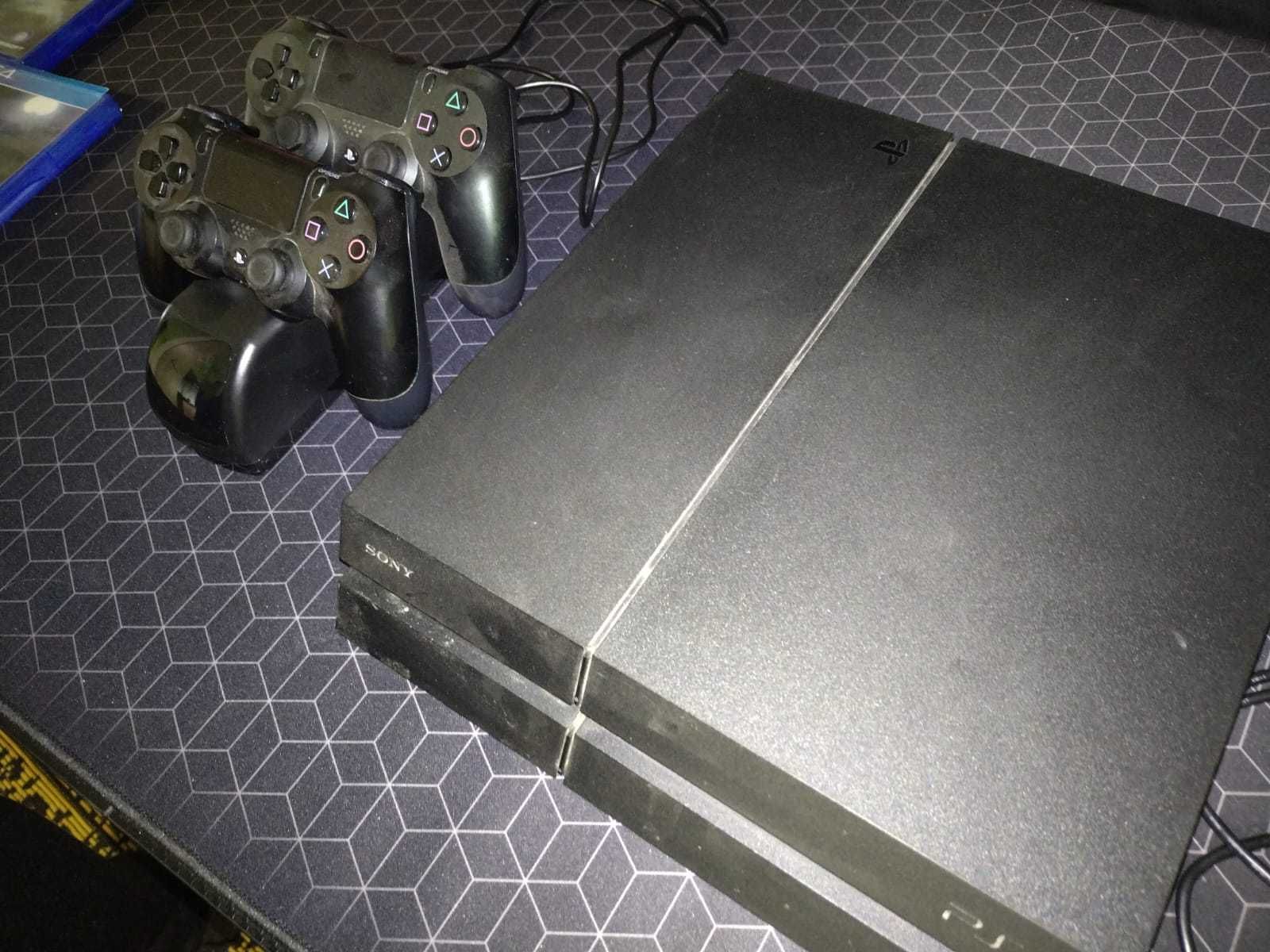 Vand PS4 de 1TB + 3 jocuri + 2 controllere + incarcator + cablu HDMI