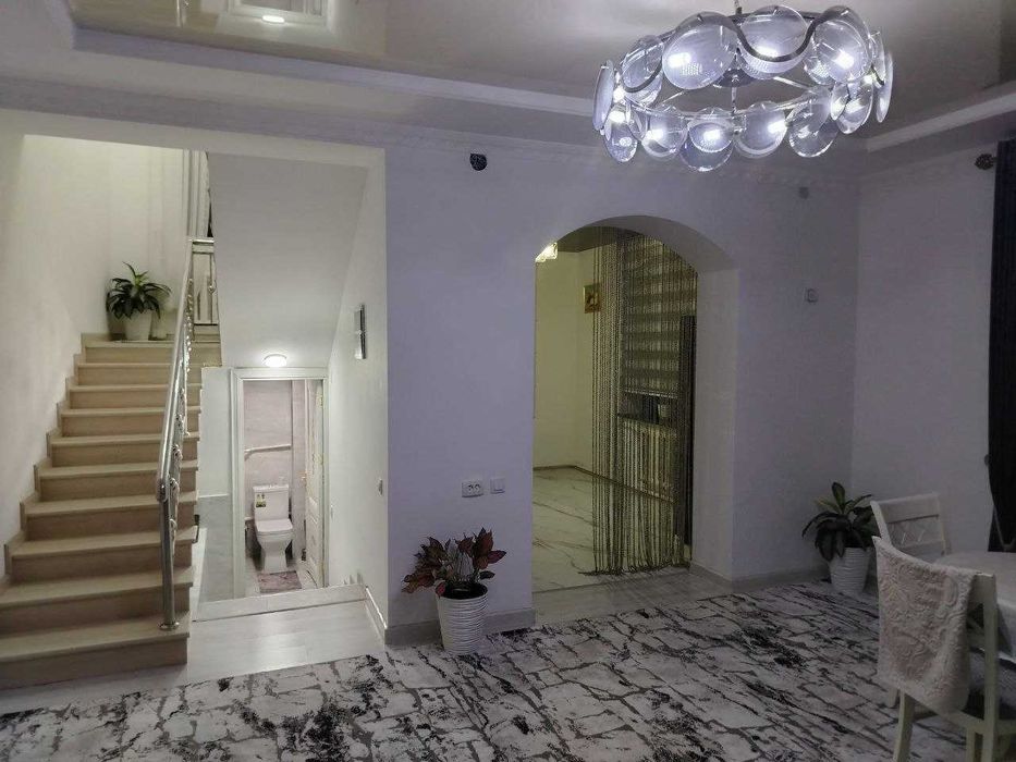 Уй сотитлади Чорток махаллада 6 сотих 2 кават тулик битган