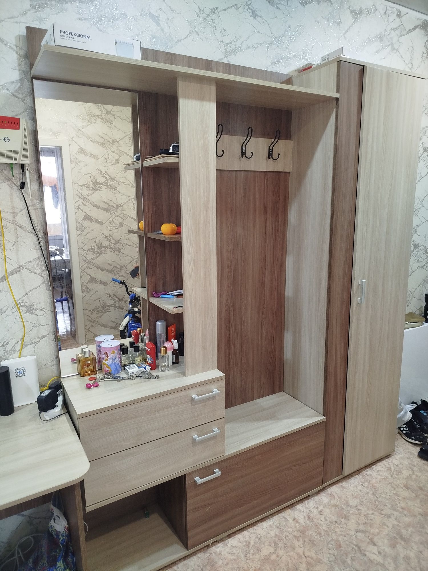 Продам прихожую подарок письменный стол