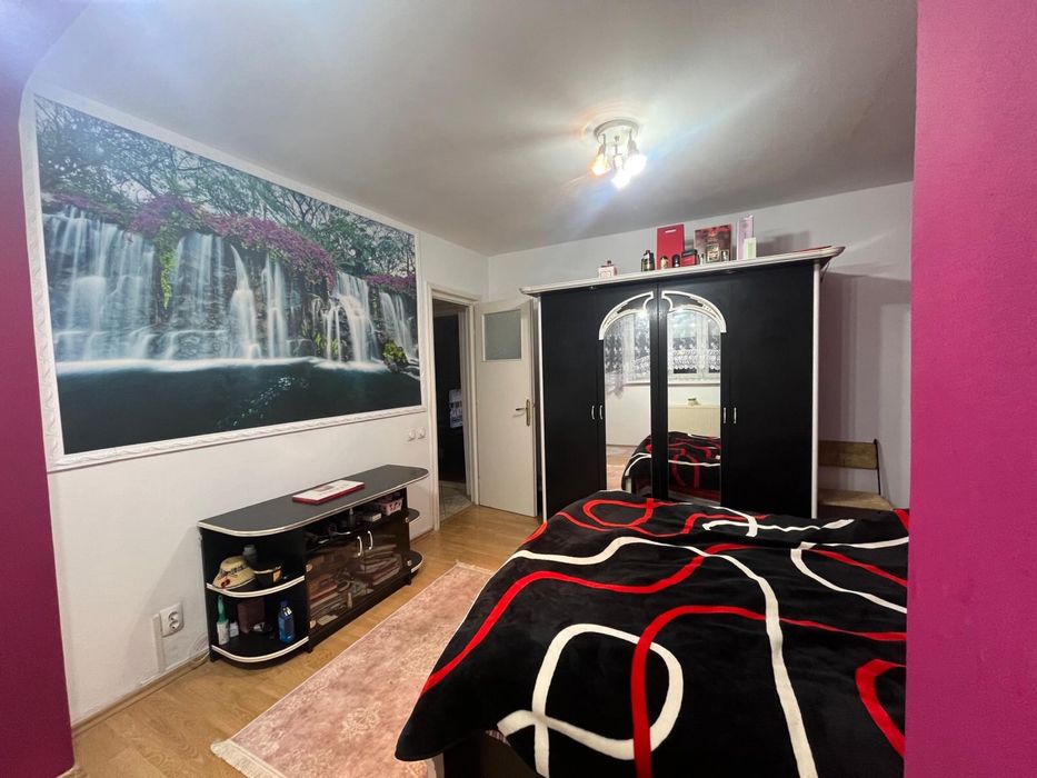 Apartament de vânzare 3 camere, strada Aluminei