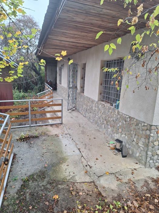 Парцел с постройка в село Кошарица