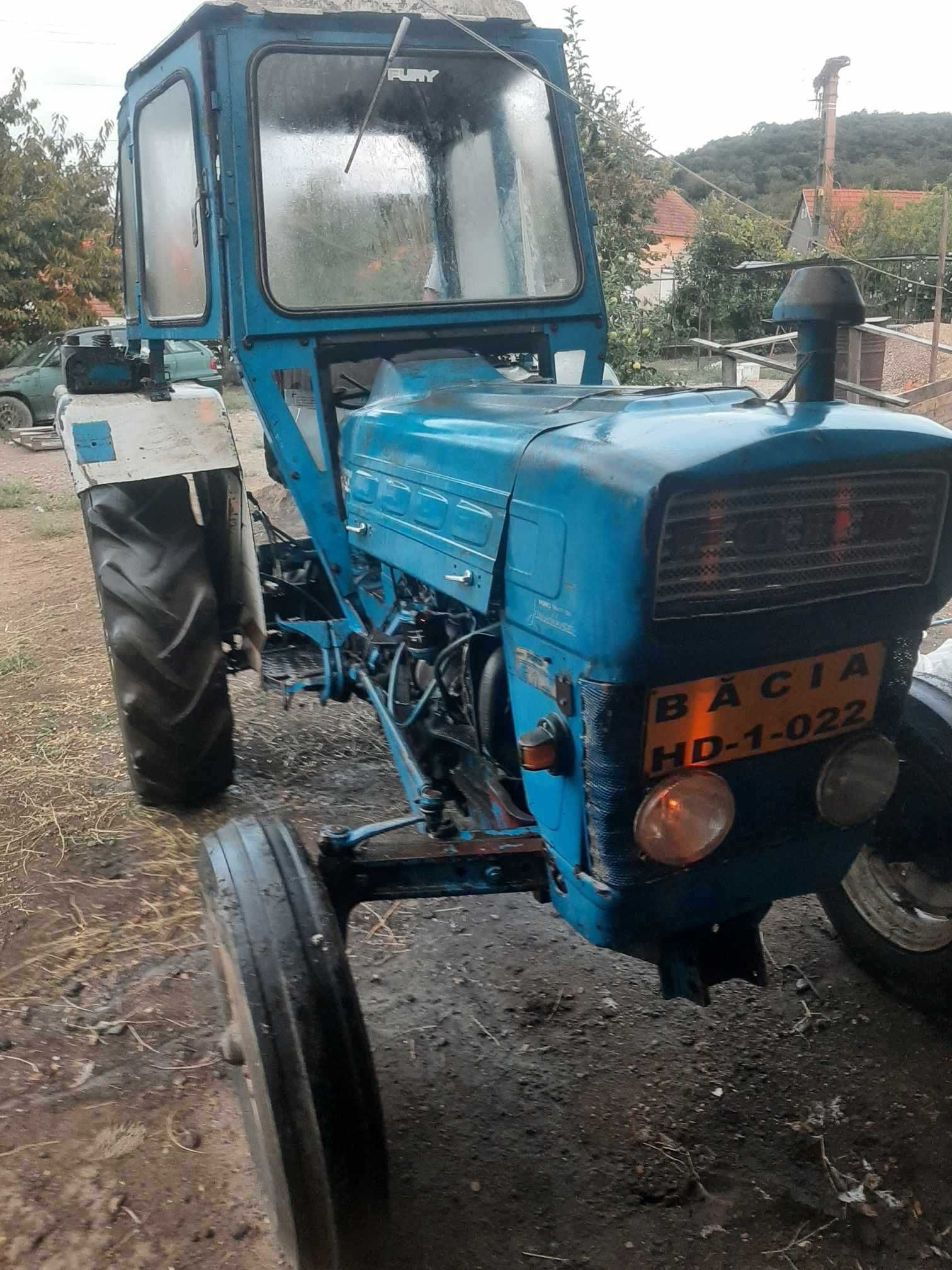 Tractor Ford 2000 cu cabină . Preț fix