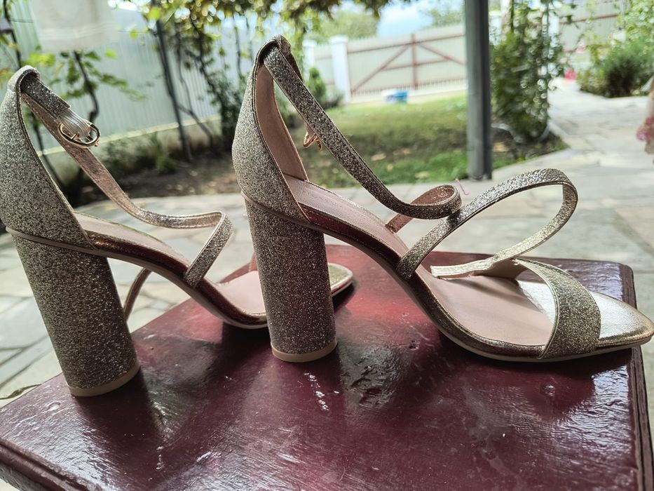 Sandale cu toc,mărimea 38