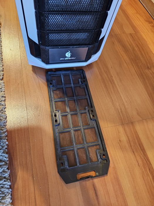 Продавам компютърна кутия Cooler Master Storm Stryker