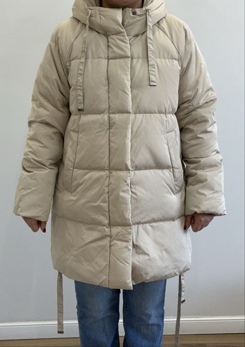 Лёгкий пуховик из гусиного пуха с капюшоном и карманами