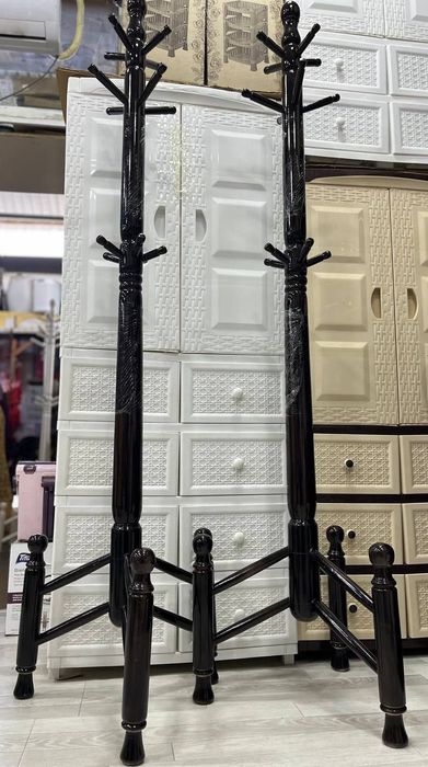 Деревянные вешалка.