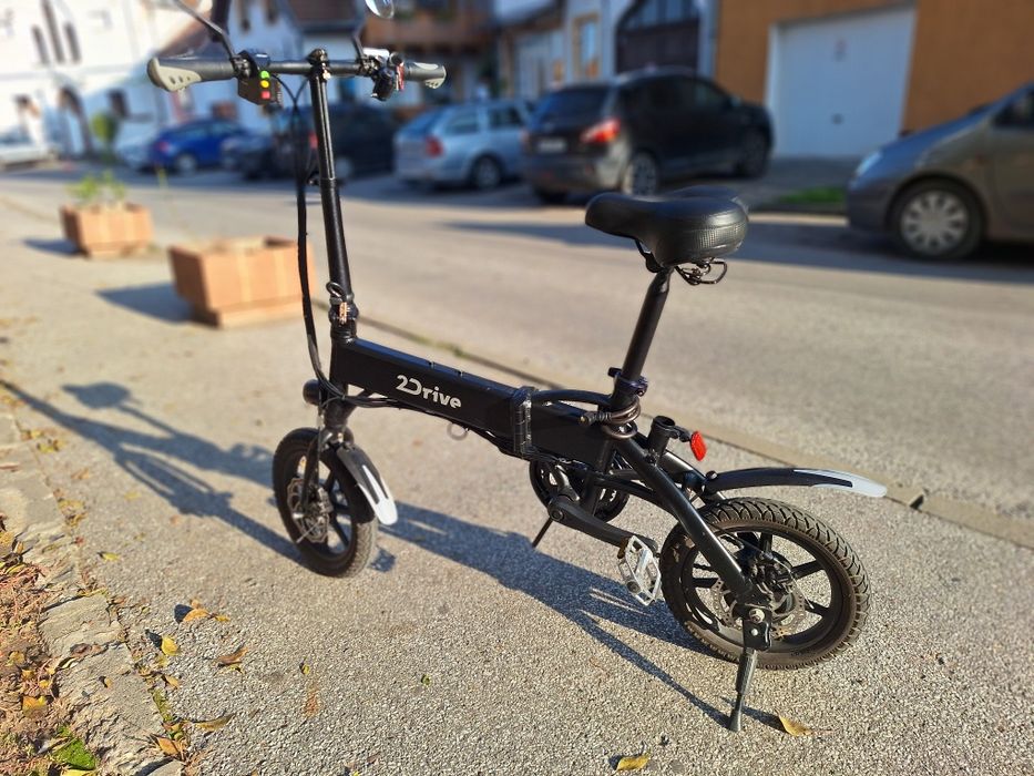 Produsul din imagine este o bicicletă electrică pliabilă 2Drive.
Este