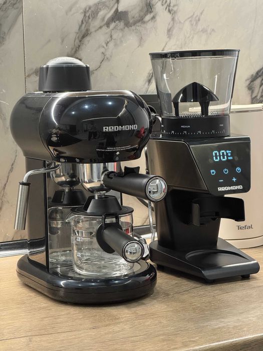 Продам рожковую ковеварку Redmond RCM-1521 черный