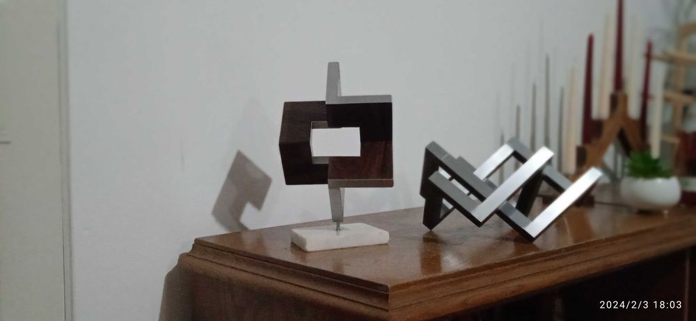 Decorațiuni,lemn,furnir,aluminiu.