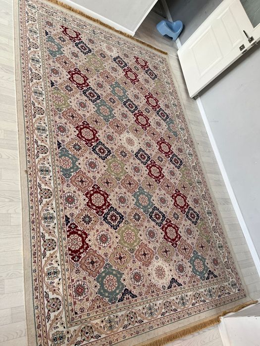 Өте жақсы жағдайда парта и шкаф,люстра,диван