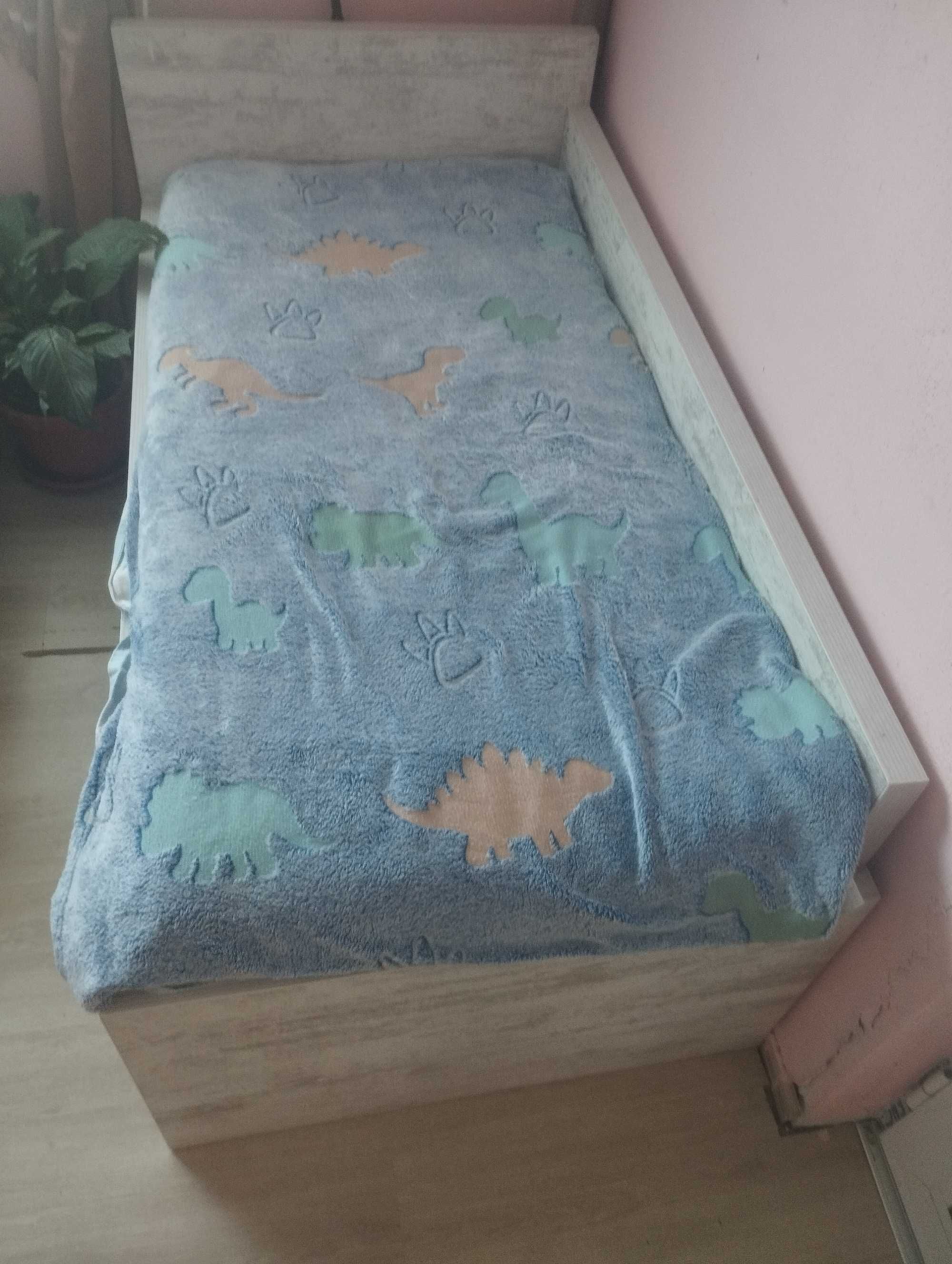 Детско легло .Запазено с матрак