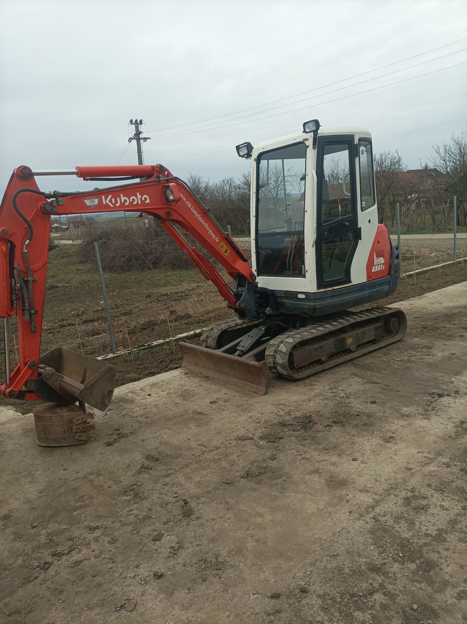 Miniexcavator Închiriez execut lucrări săpături fundați,fose,beciuri .