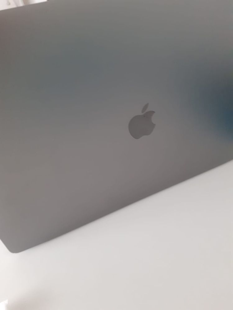 MacBook Pro, mouse si incarcator