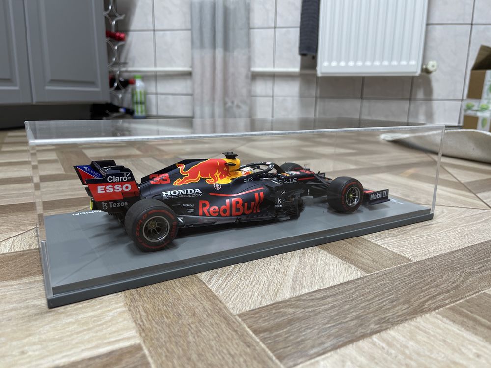 Macheta RedBull RB16B Max Verstappen 1:18 2021 World Champion Edition