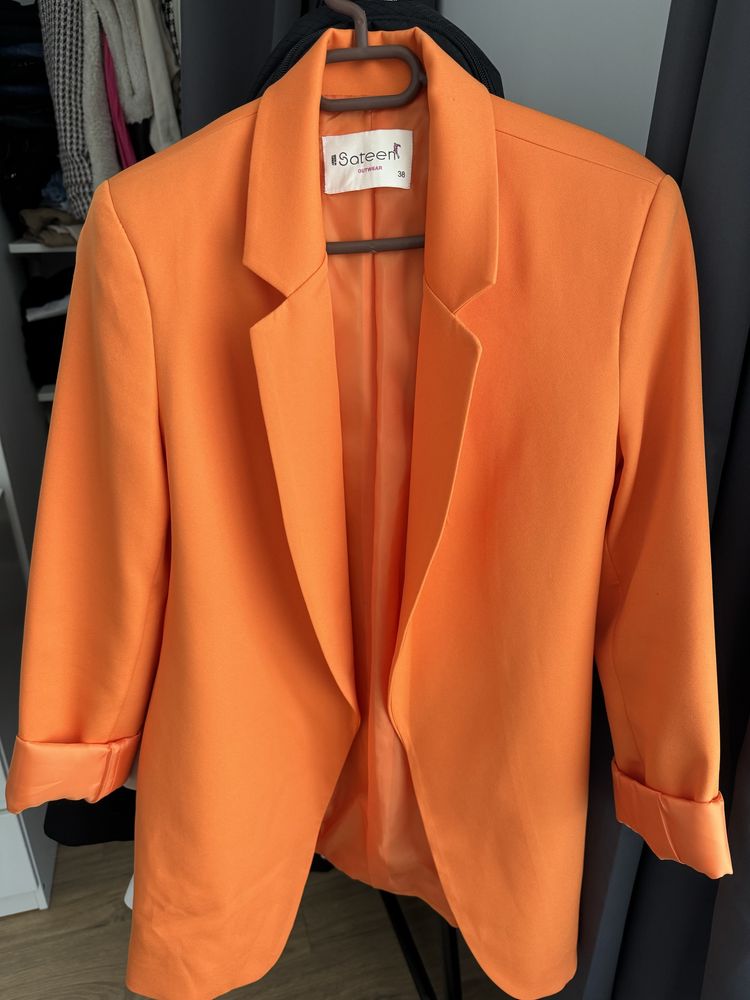 Оранжево сако.