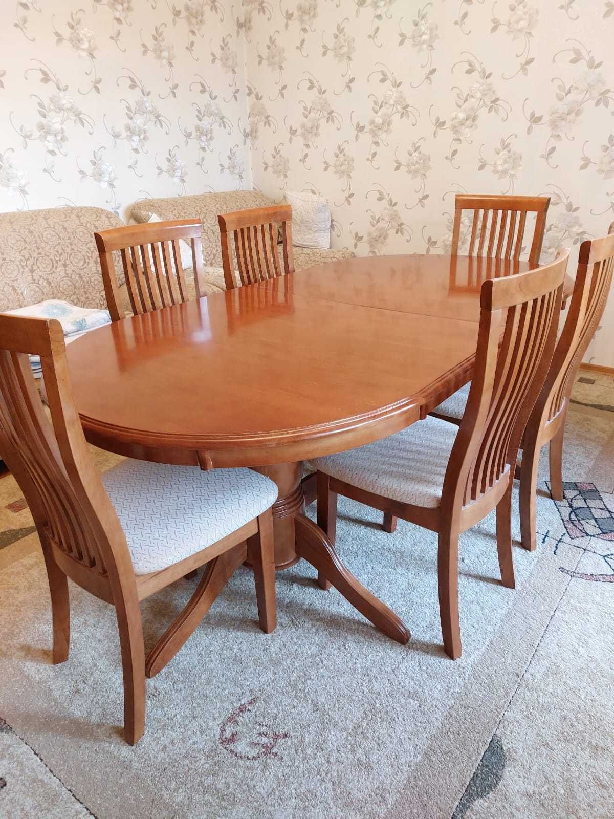 Продаю стол и стулья(6шт) из натурального дерева.