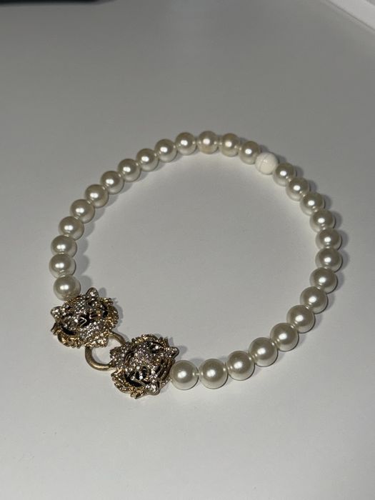 Чокър с перли.